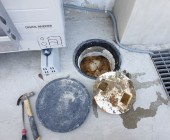 공장 오수메인관로 소통작업 맨홀을 콘크리트 파내고 …